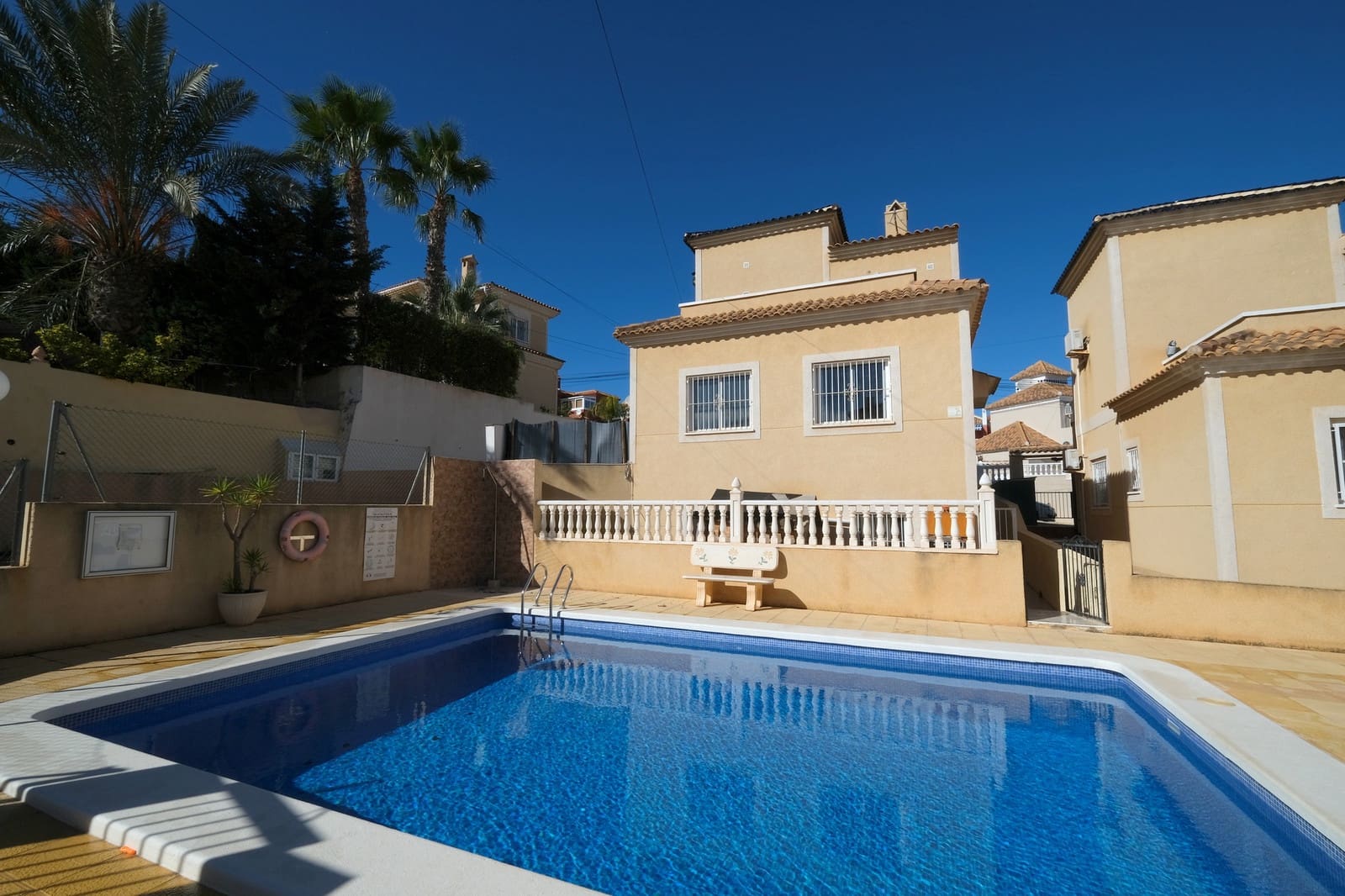 4 soveværelse Villa til salg i Villamartin med swimmingpool - € 225.000 (Ref: 9548877)