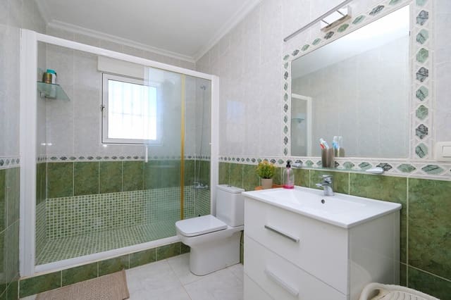 4 soveværelse Villa til salg i Villamartin, Orihuela med swimmingpool - € 225.000 (Ref: 9548877)