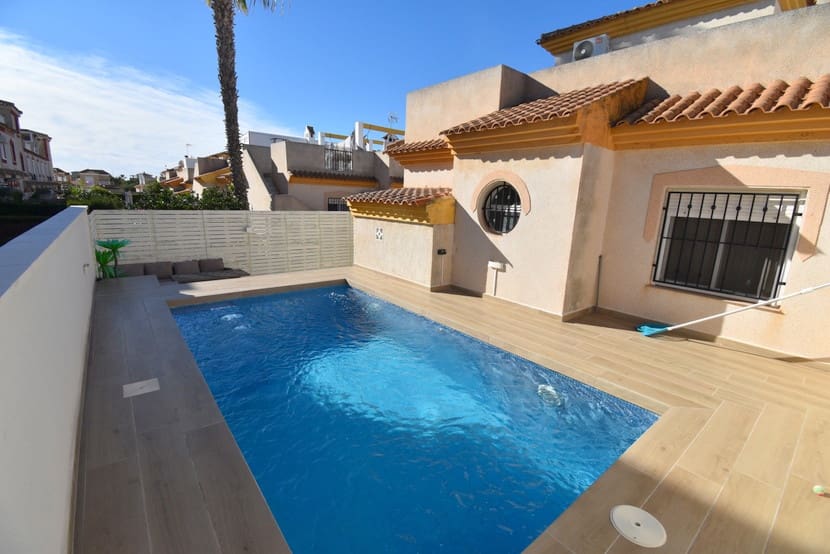 3 makuuhuone Omakotitalo myytävänä paikassa Playa Flamenca mukana uima-altaan - 219 000 € (Ref: 9548878)