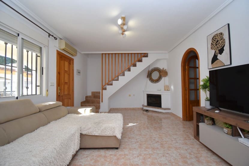 3 makuuhuone Omakotitalo myytävänä paikassa Playa Flamenca mukana uima-altaan - 219 000 € (Ref: 9548878)