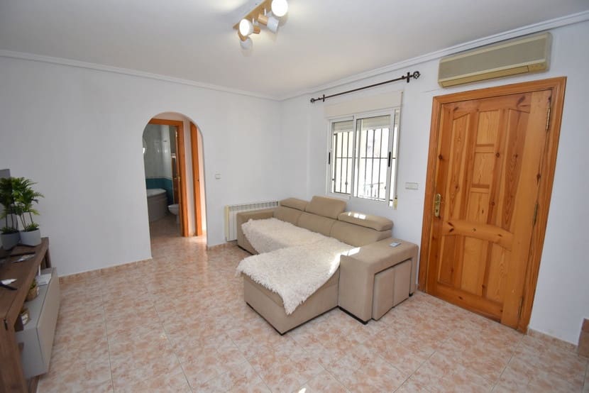 3 makuuhuone Omakotitalo myytävänä paikassa Playa Flamenca mukana uima-altaan - 219 000 € (Ref: 9548878)