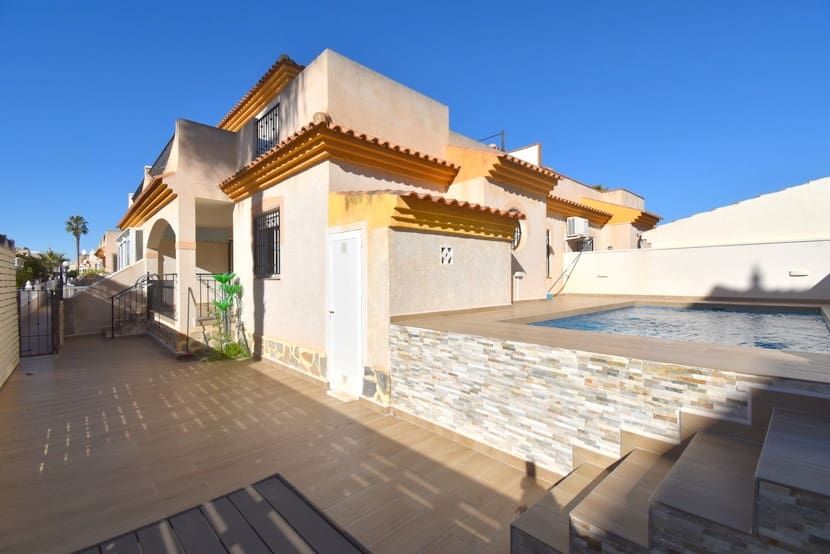 3 makuuhuone Omakotitalo myytävänä paikassa Playa Flamenca mukana uima-altaan - 219 000 € (Ref: 9548878)