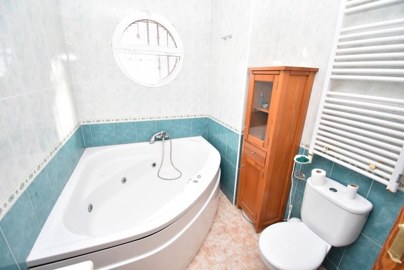 3 makuuhuone Omakotitalo myytävänä paikassa Playa Flamenca mukana uima-altaan - 219 000 € (Ref: 9548878)