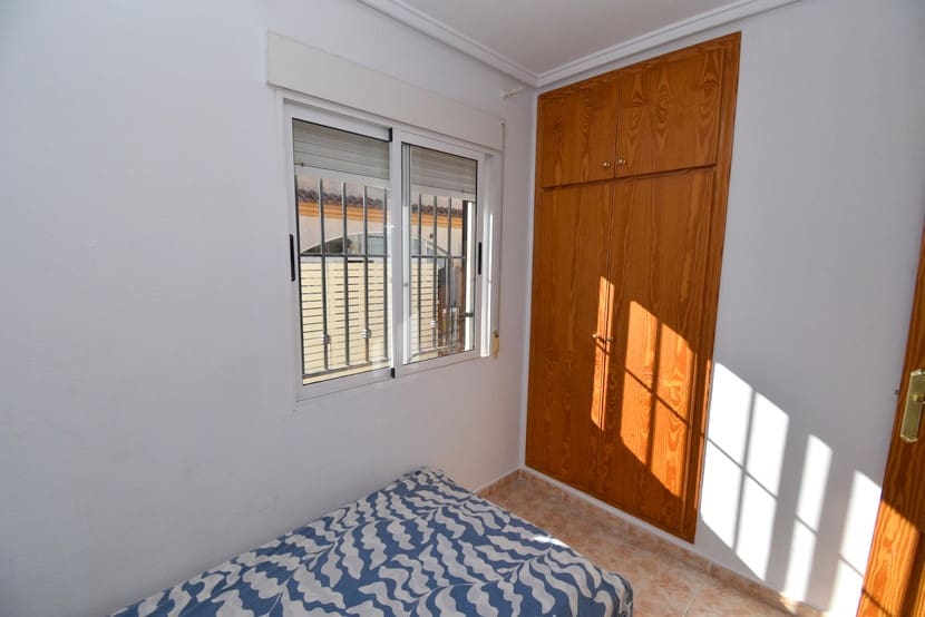 3 makuuhuone Omakotitalo myytävänä paikassa Playa Flamenca mukana uima-altaan - 219 000 € (Ref: 9548878)