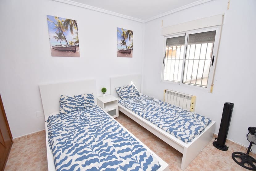 3 makuuhuone Omakotitalo myytävänä paikassa Playa Flamenca mukana uima-altaan - 219 000 € (Ref: 9548878)