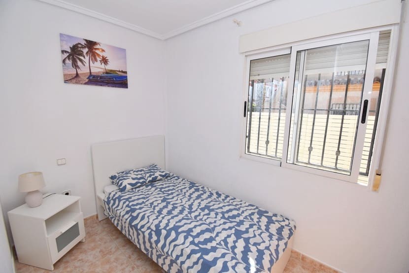 3 makuuhuone Omakotitalo myytävänä paikassa Playa Flamenca mukana uima-altaan - 219 000 € (Ref: 9548878)