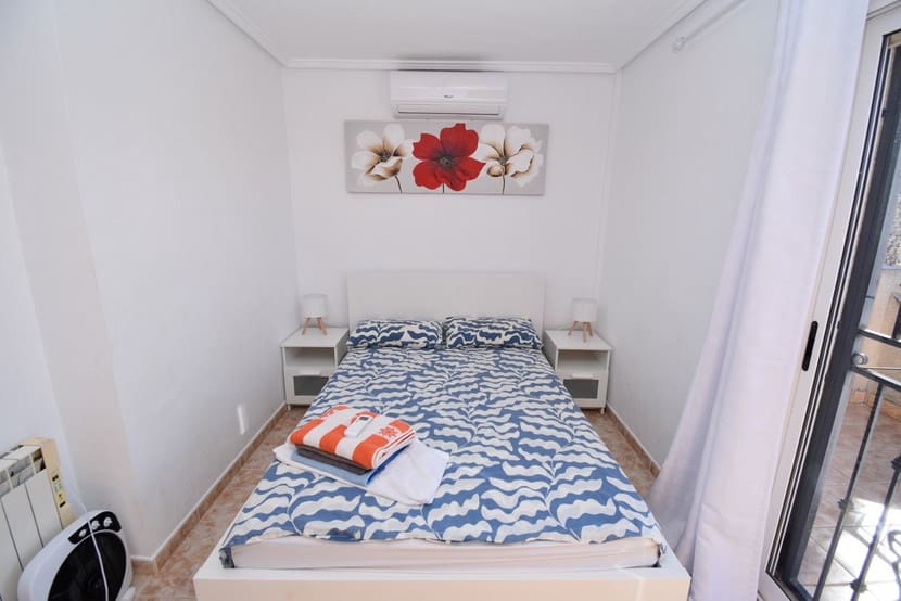 3 makuuhuone Omakotitalo myytävänä paikassa Playa Flamenca mukana uima-altaan - 219 000 € (Ref: 9548878)