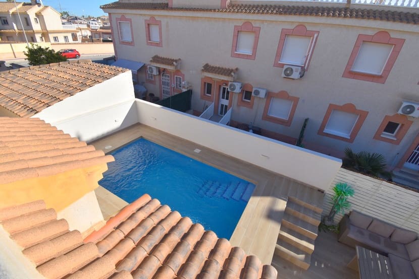 3 makuuhuone Omakotitalo myytävänä paikassa Playa Flamenca mukana uima-altaan - 219 000 € (Ref: 9548878)