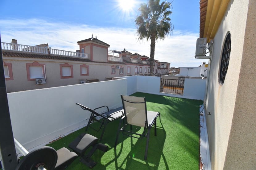 3 makuuhuone Omakotitalo myytävänä paikassa Playa Flamenca mukana uima-altaan - 219 000 € (Ref: 9548878)