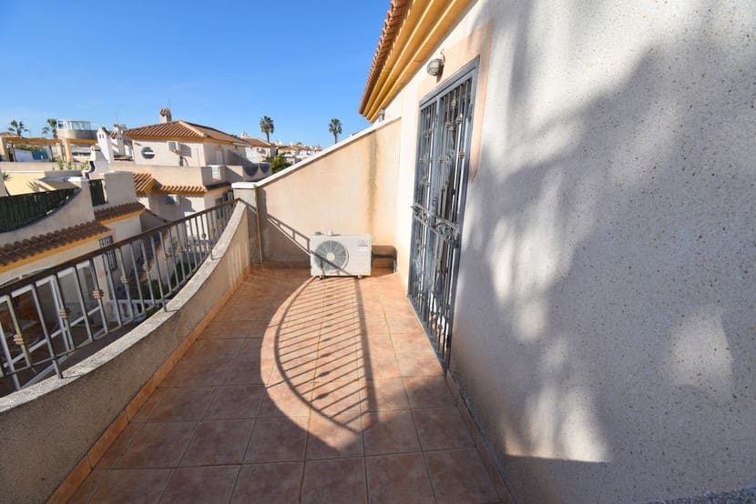 3 makuuhuone Omakotitalo myytävänä paikassa Playa Flamenca mukana uima-altaan - 219 000 € (Ref: 9548878)