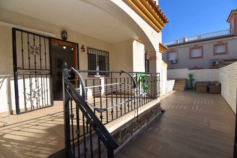 3 makuuhuone Omakotitalo myytävänä paikassa Playa Flamenca mukana uima-altaan - 219 000 € (Ref: 9548878)