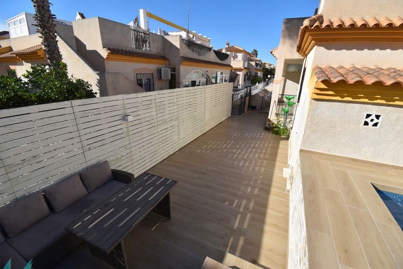 3 makuuhuone Omakotitalo myytävänä paikassa Playa Flamenca mukana uima-altaan - 219 000 € (Ref: 9548878)