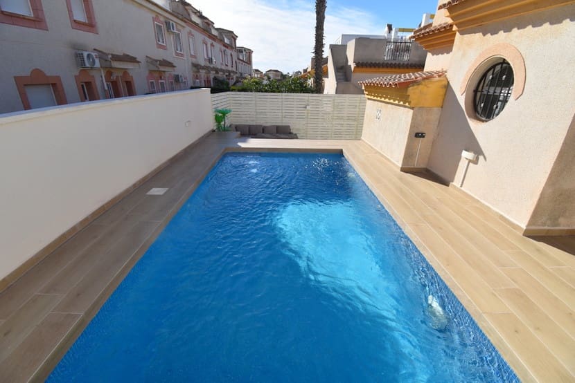 3 makuuhuone Omakotitalo myytävänä paikassa Playa Flamenca mukana uima-altaan - 219 000 € (Ref: 9548878)