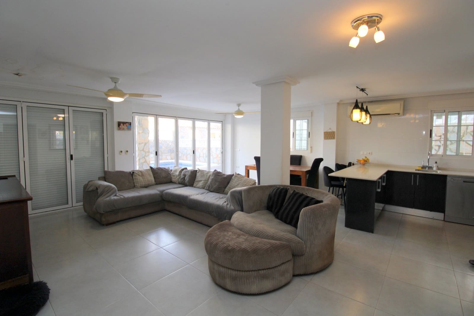 3 makuuhuone Huvila myytävänä paikassa Villamartin mukana uima-altaan - 385 000 € (Ref: 9548887)