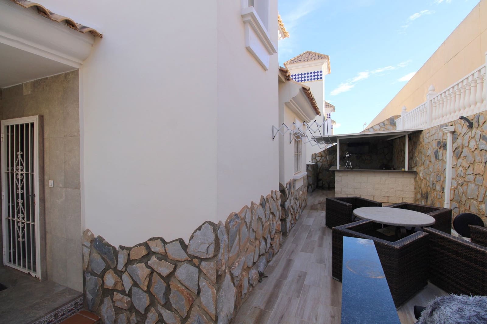 3 makuuhuone Huvila myytävänä paikassa Villamartin mukana uima-altaan - 385 000 € (Ref: 9548887)