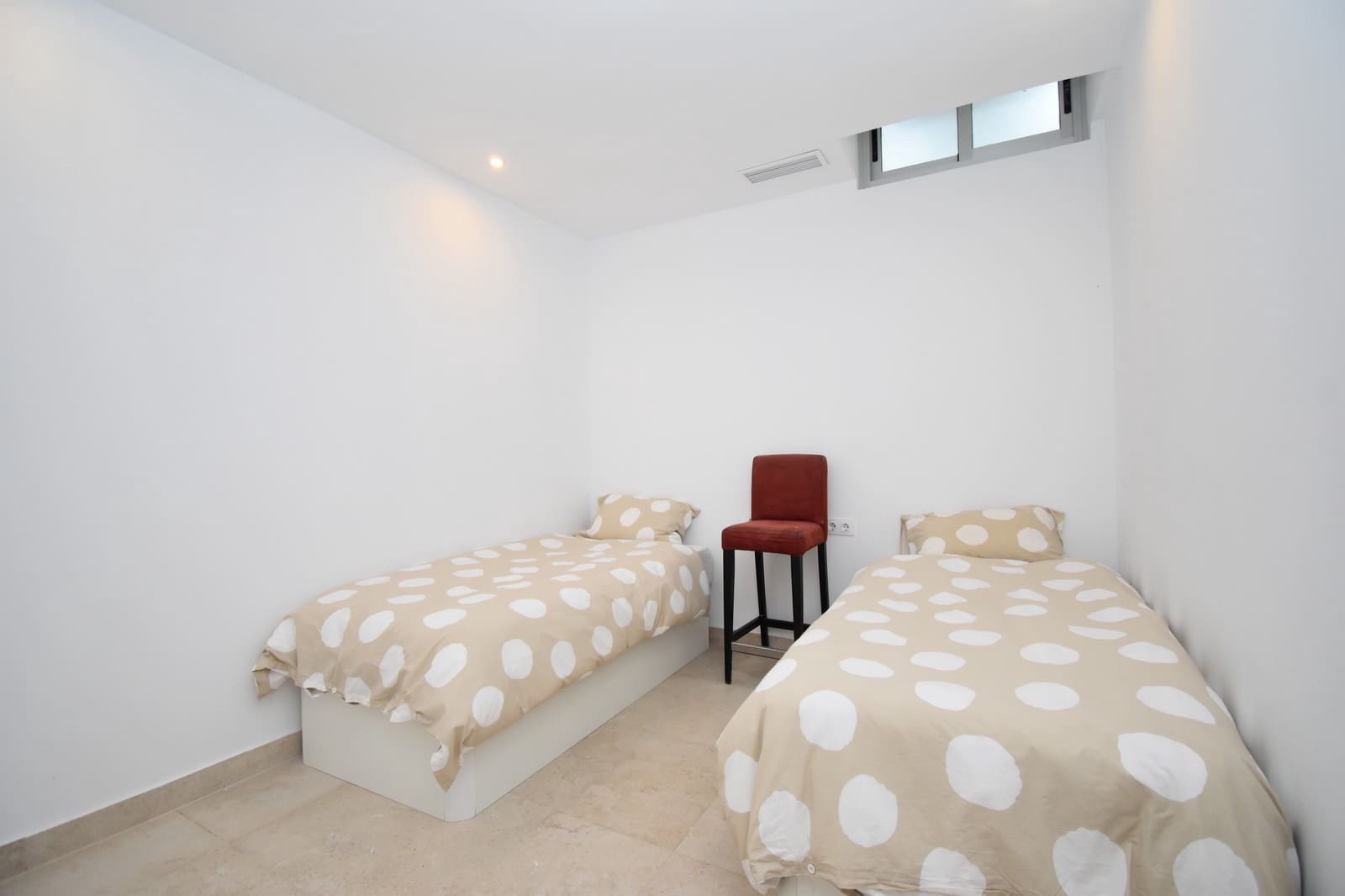 5 quarto Moradia para venda em Villamartin com piscina - 489 000 € (Ref: 9568175)