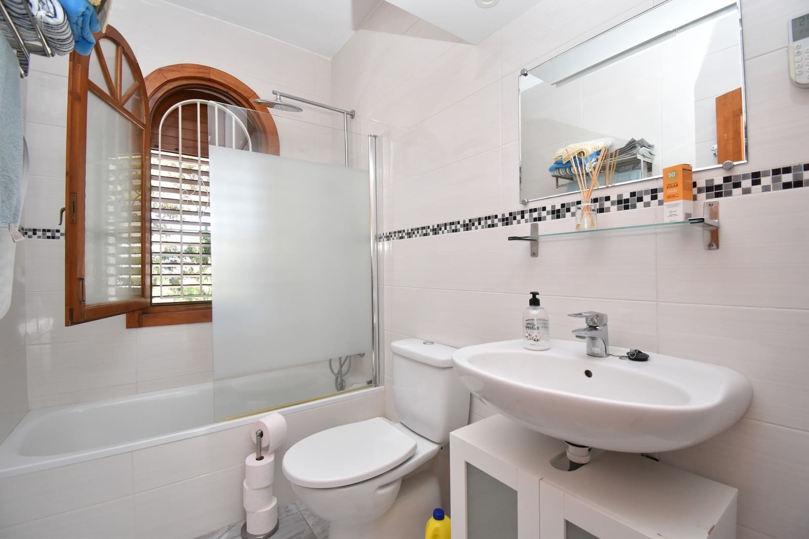 Chalet de 4 habitaciones en La Zenia en venta con piscina - 669.999 € (Ref: 9585911)