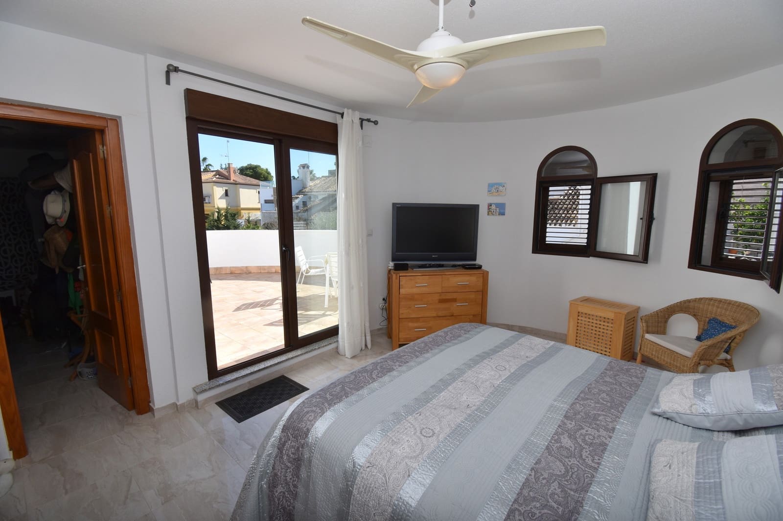 Chalet de 4 habitaciones en La Zenia en venta con piscina - 669.999 € (Ref: 9585911)