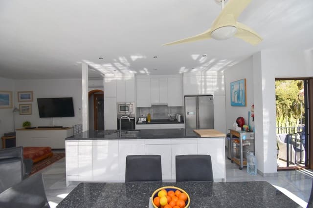 Chalet de 4 habitaciones en La Zenia, Orihuela en venta con piscina - 669.999 € (Ref: 9585911)