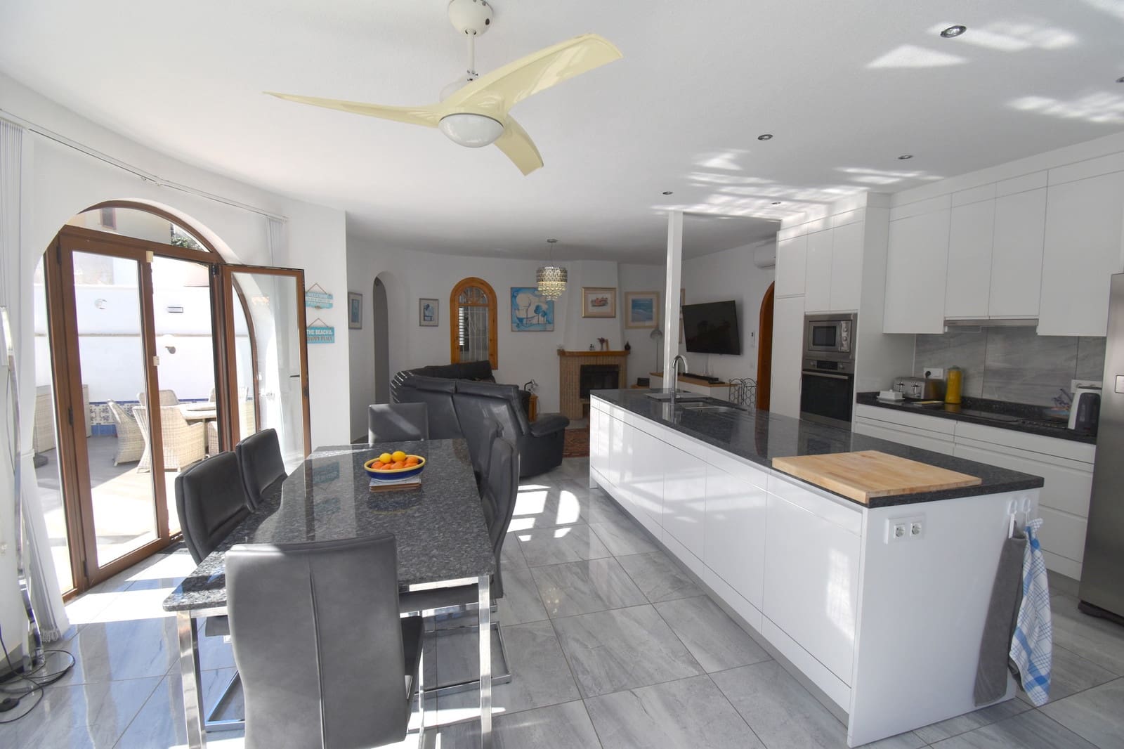 Chalet de 4 habitaciones en La Zenia en venta con piscina - 669.999 € (Ref: 9585911)