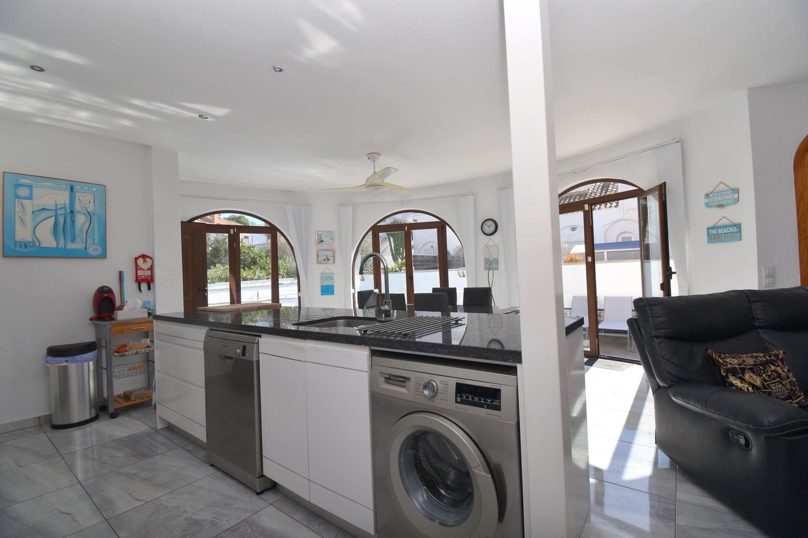 Chalet de 4 habitaciones en La Zenia en venta con piscina - 669.999 € (Ref: 9585911)