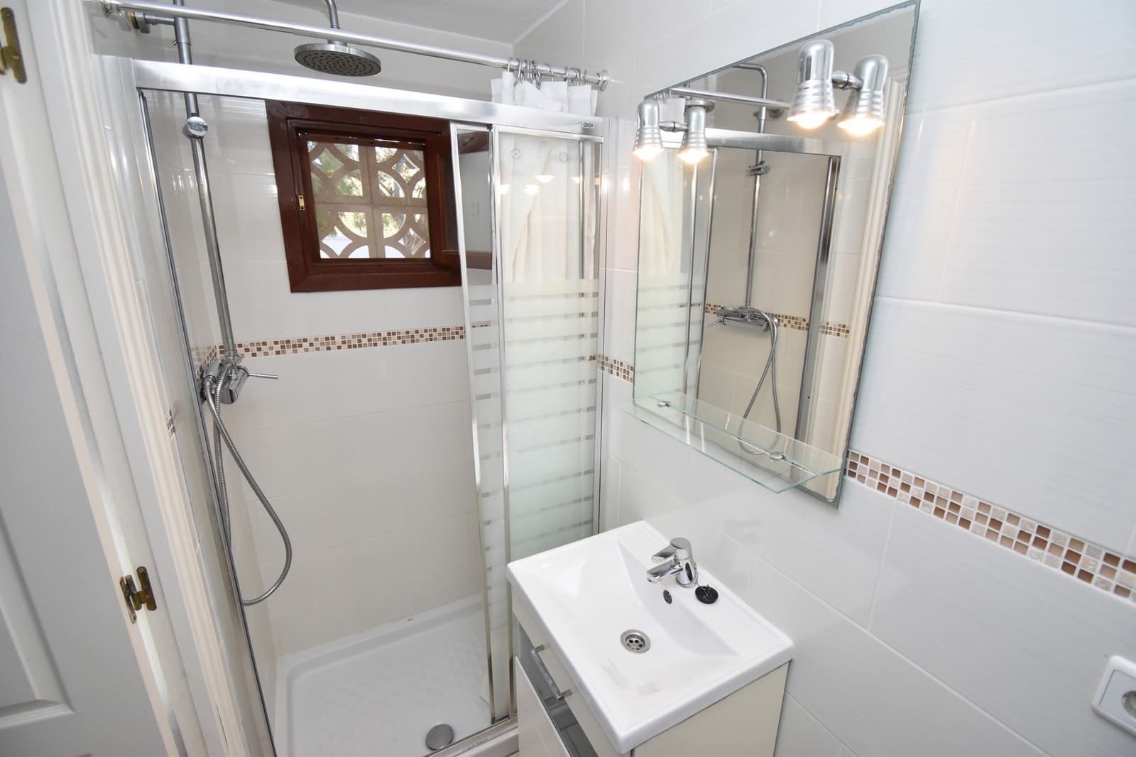 Chalet de 4 habitaciones en La Zenia en venta con piscina - 669.999 € (Ref: 9585911)