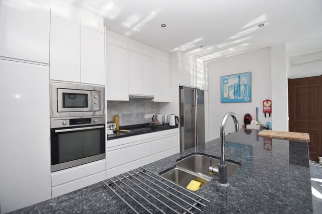 Chalet de 4 habitaciones en La Zenia, Orihuela en venta con piscina - 669.999 € (Ref: 9585911)