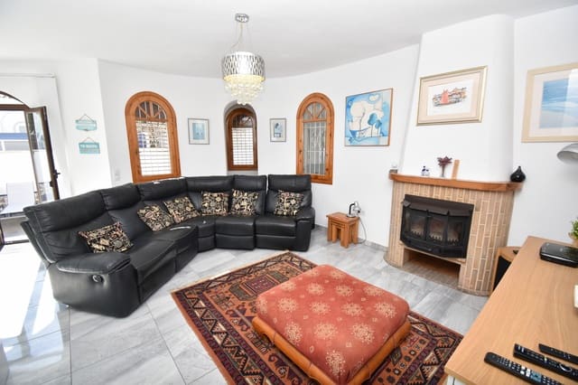 Chalet de 4 habitaciones en La Zenia, Orihuela en venta con piscina - 669.999 € (Ref: 9585911)