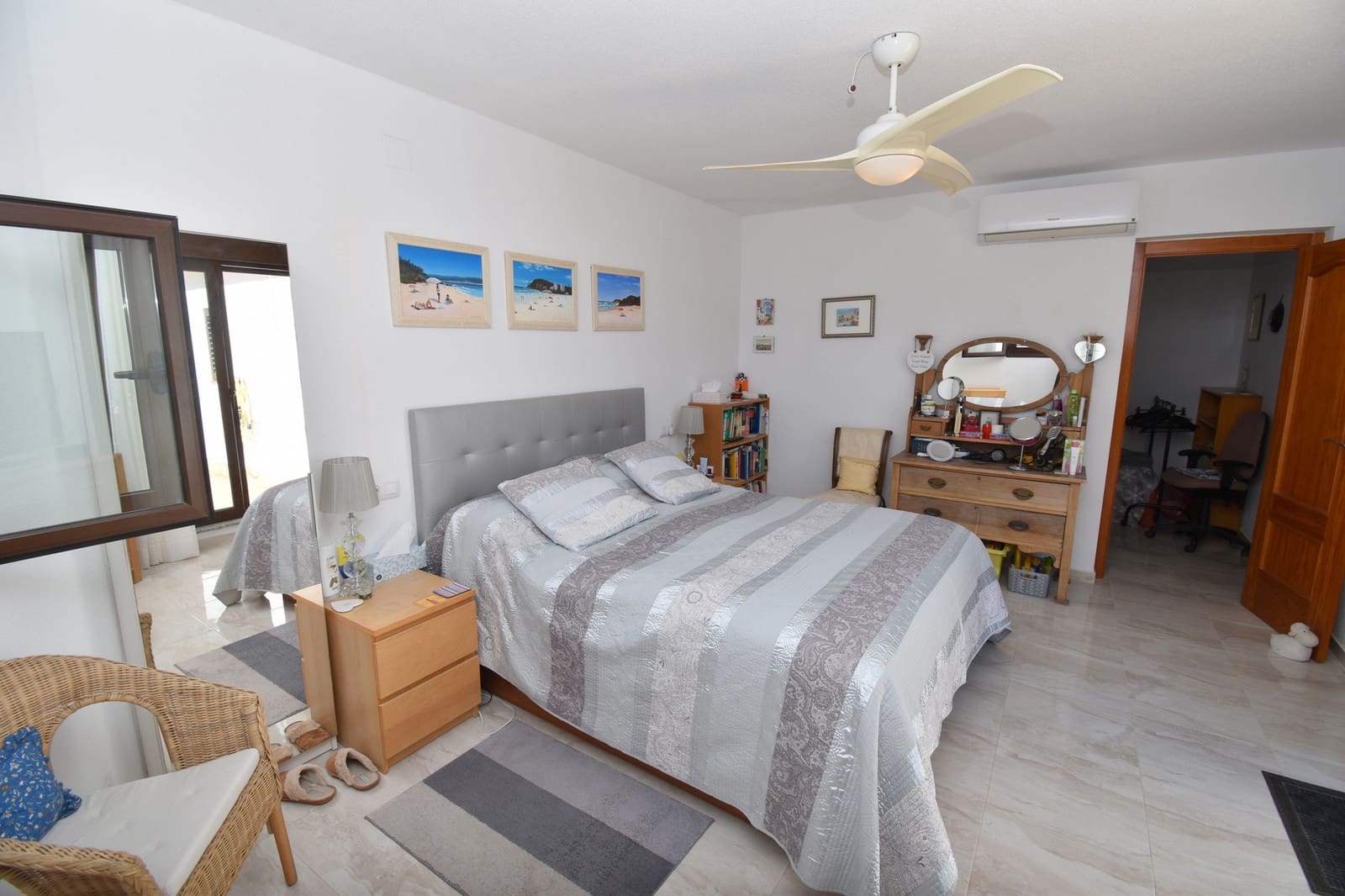 Chalet de 4 habitaciones en La Zenia en venta con piscina - 669.999 € (Ref: 9585911)