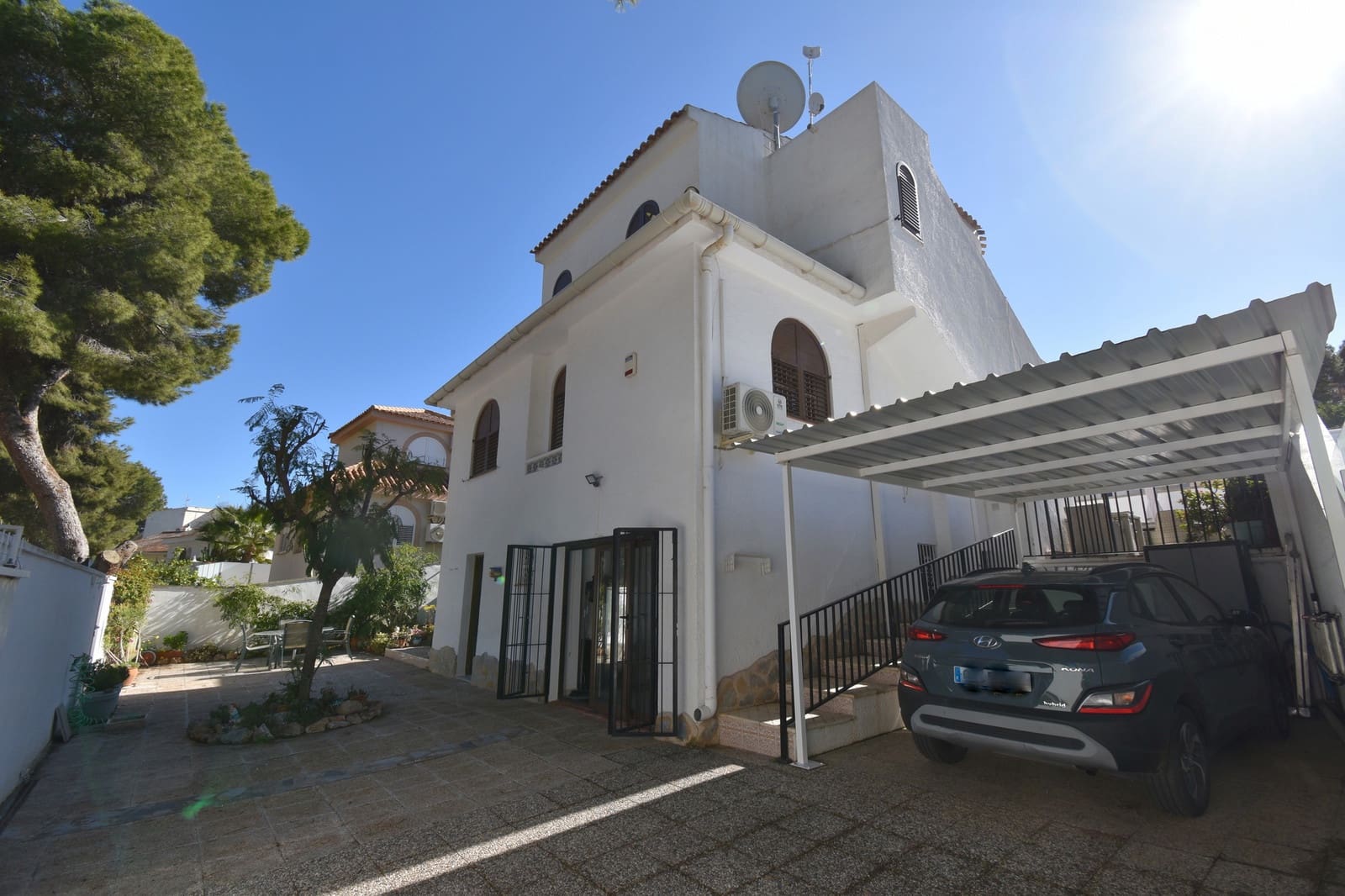 Chalet de 4 habitaciones en La Zenia en venta con piscina - 669.999 € (Ref: 9585911)