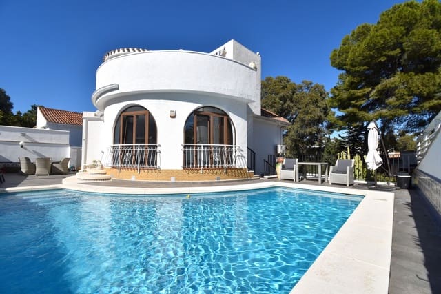 Chalet de 4 habitaciones en La Zenia, Orihuela en venta con piscina - 669.999 € (Ref: 9585911)