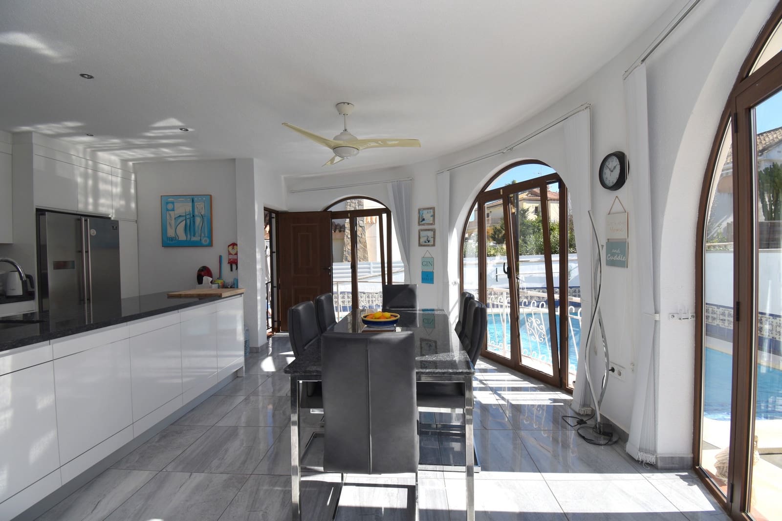 Chalet de 4 habitaciones en La Zenia en venta con piscina - 669.999 € (Ref: 9585911)