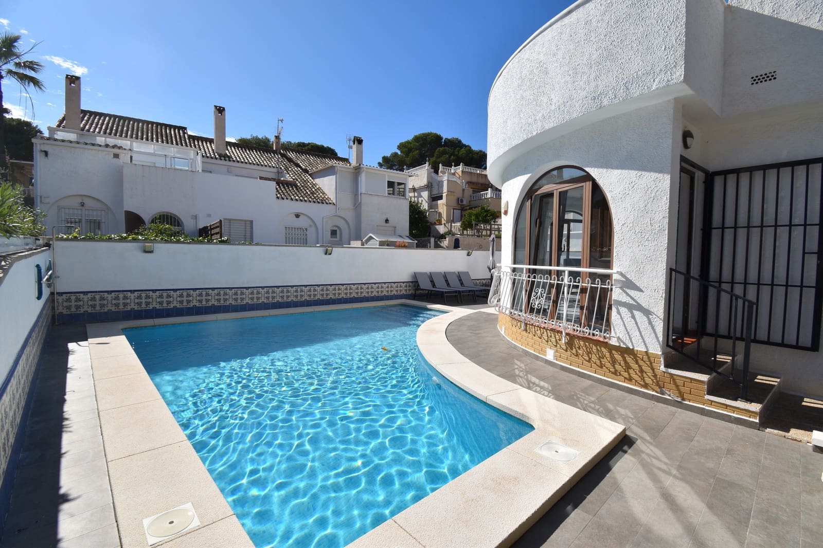 Chalet de 4 habitaciones en La Zenia en venta con piscina - 669.999 € (Ref: 9585911)