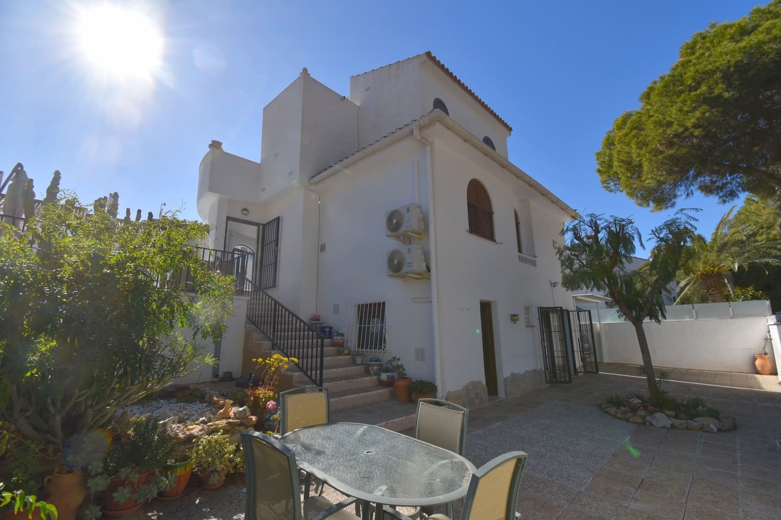 Chalet de 4 habitaciones en La Zenia en venta con piscina - 669.999 € (Ref: 9585911)