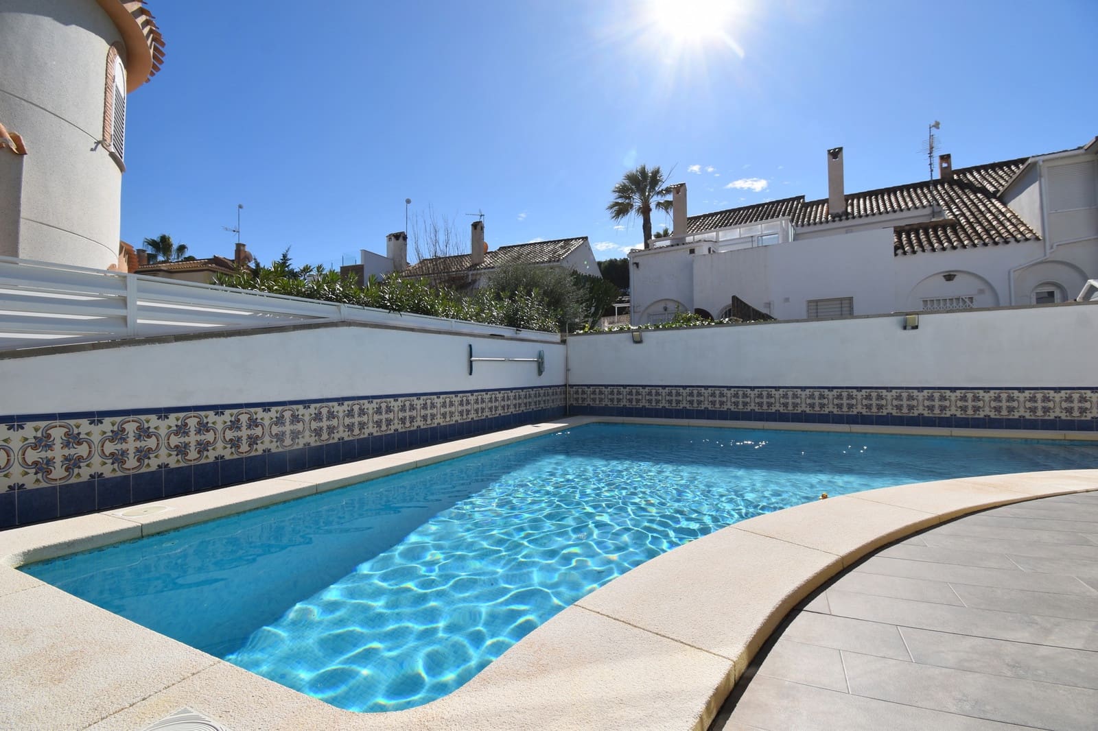 Chalet de 4 habitaciones en La Zenia en venta con piscina - 669.999 € (Ref: 9585911)