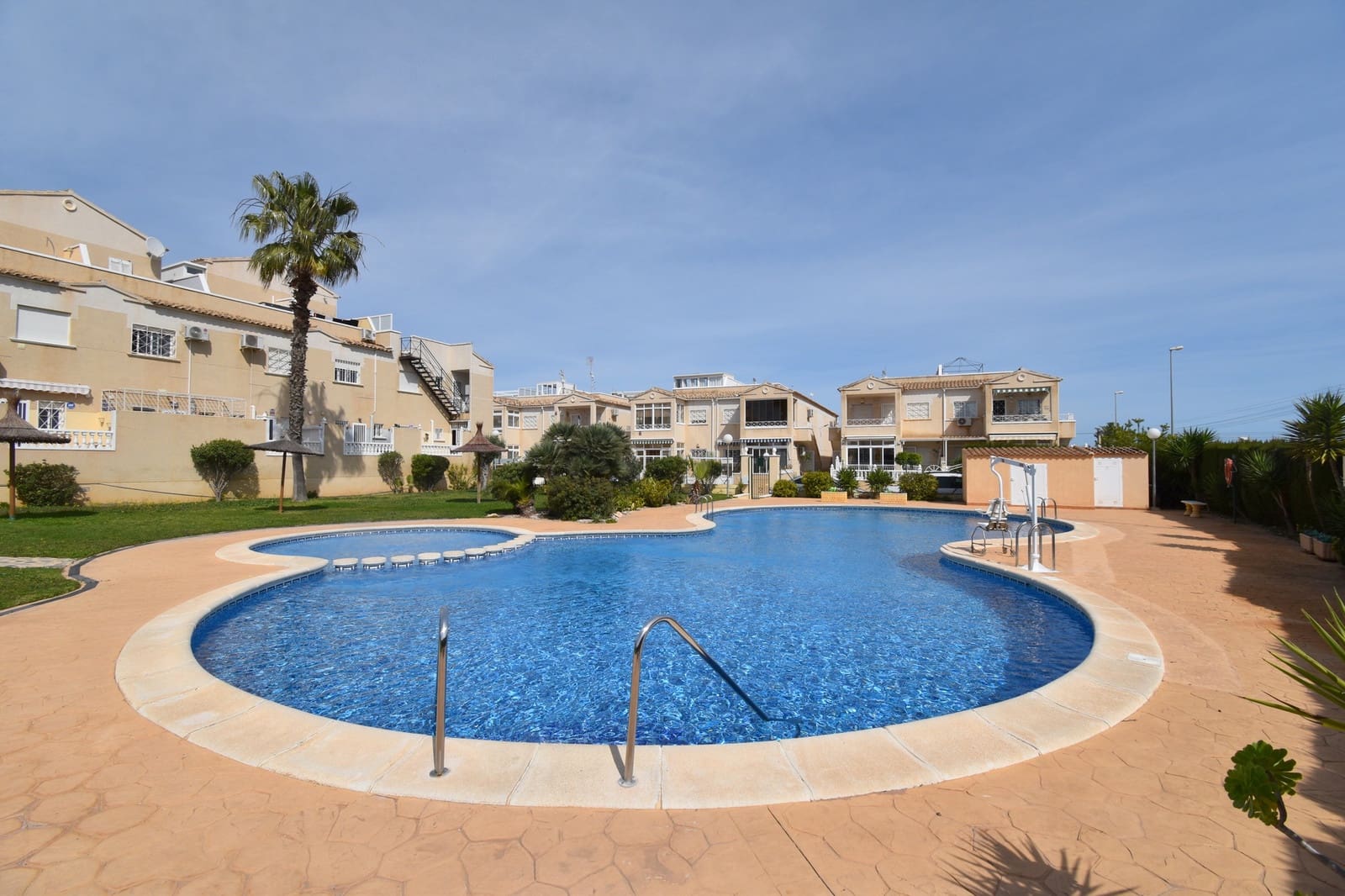 Ático de 2 habitaciones en Playa Flamenca en venta con piscina - 159.995 € (Ref: 9679574)