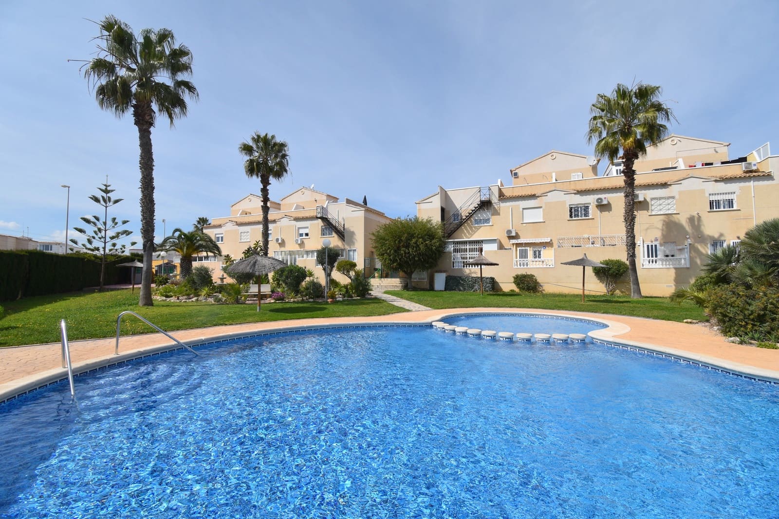 Ático de 2 habitaciones en Playa Flamenca en venta con piscina - 159.995 € (Ref: 9679574)