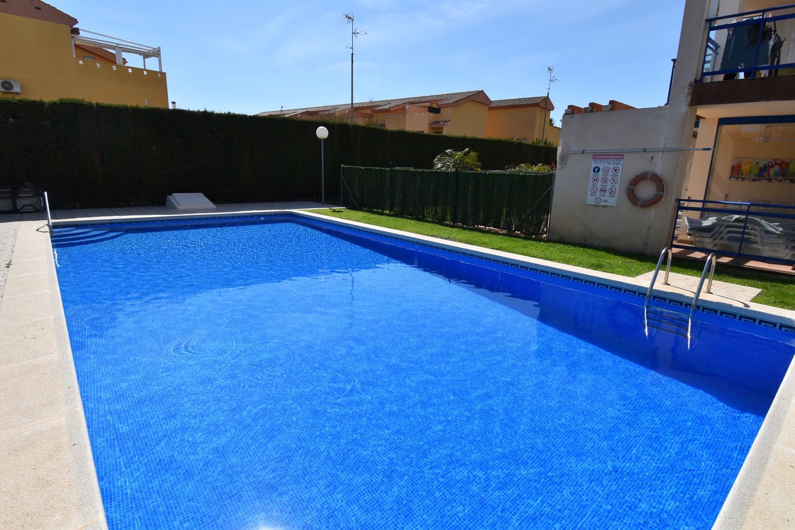 2 Zimmer Apartment zu verkaufen in Cabo Roig mit Pool - 230.000 € (Ref: 9679575)
