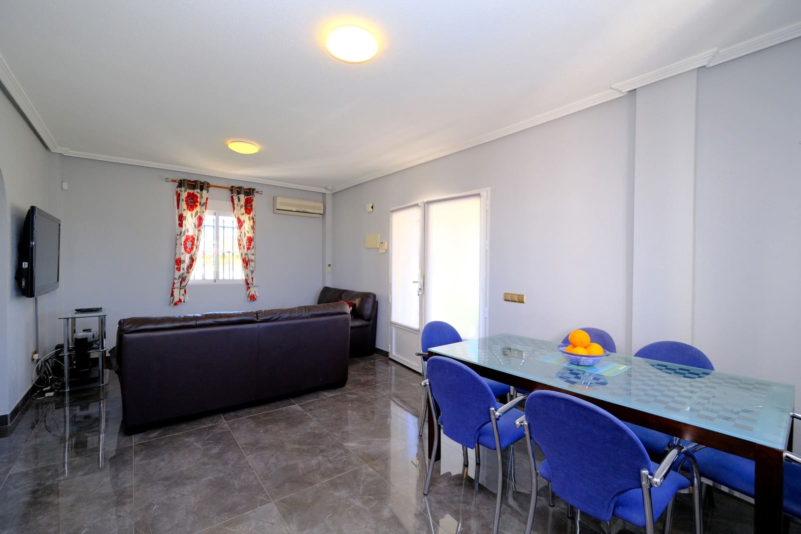 Chalet de 3 habitaciones en Playa Flamenca en venta con piscina - 359.995 € (Ref: 9735255)