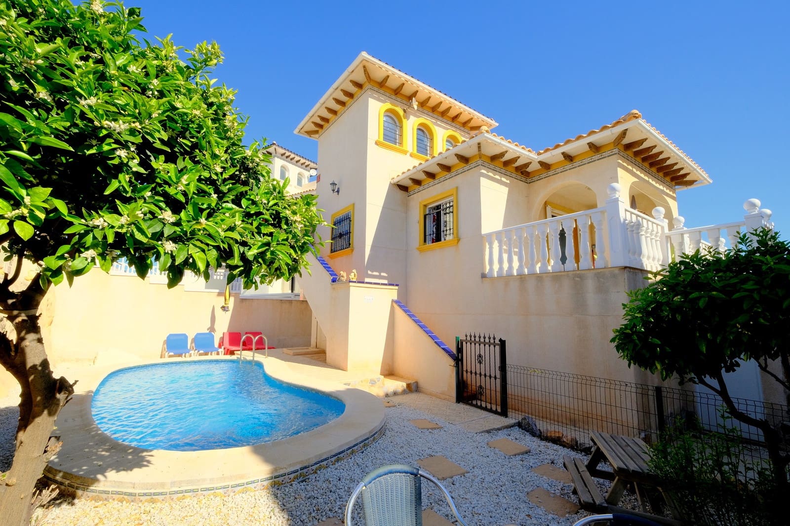 Chalet de 3 habitaciones en Playa Flamenca en venta con piscina - 359.995 € (Ref: 9735255)