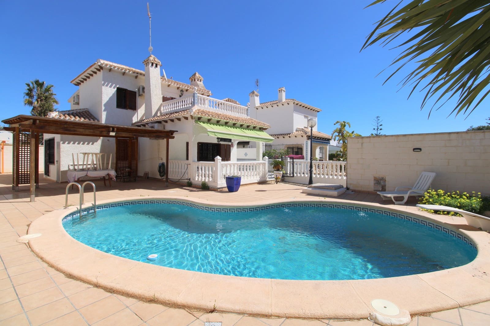 4 soverom Villa til salgs i La Zenia med svømmebasseng garasje - € 585 000 (Ref: 9738029)