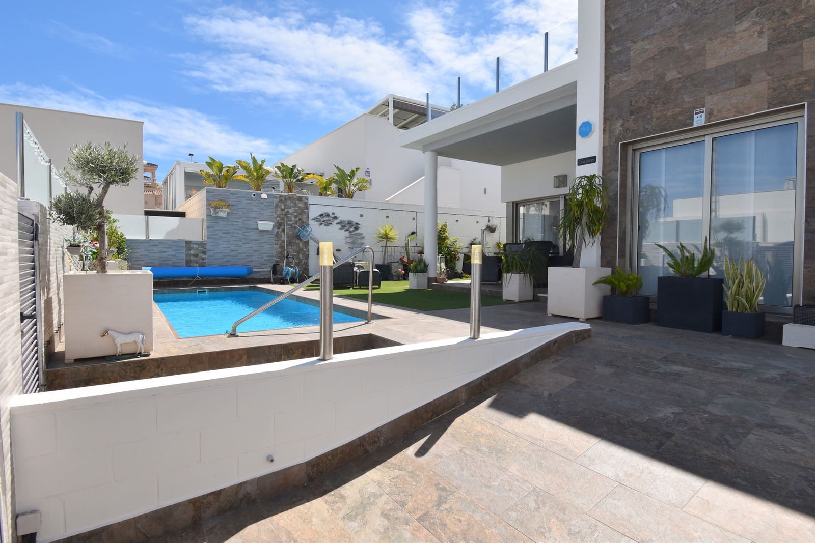 3 makuuhuone Huvila myytävänä paikassa Villamartin mukana uima-altaan - 460 000 € (Ref: 9751679)