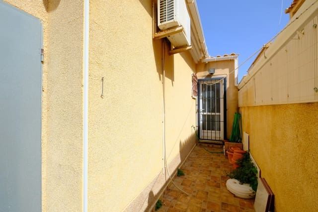3 makuuhuone Huvila myytävänä paikassa Playa Flamenca, Orihuela mukana uima-altaan 
autotalli - 237 000 € (Ref: 9770335)