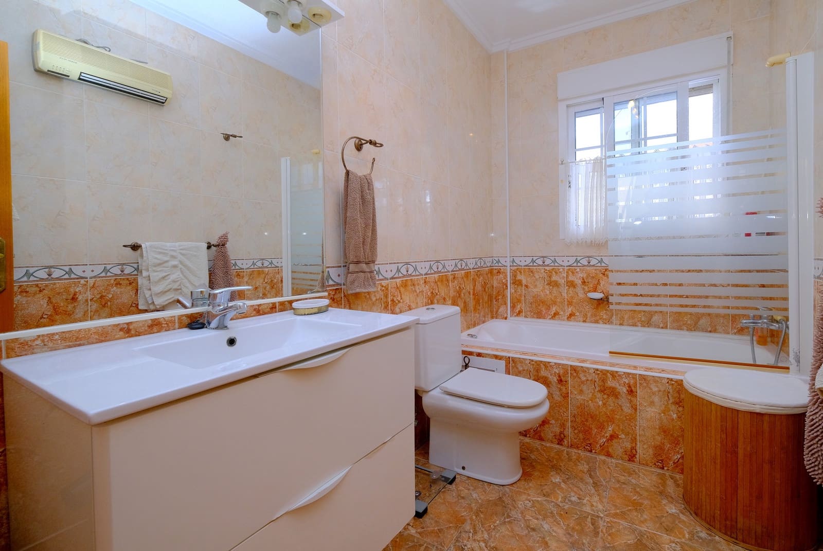 3 makuuhuone Omakotitalo myytävänä paikassa Los Dolses mukana uima-altaan 
autotalli - 219 995 € (Ref: 9806201)