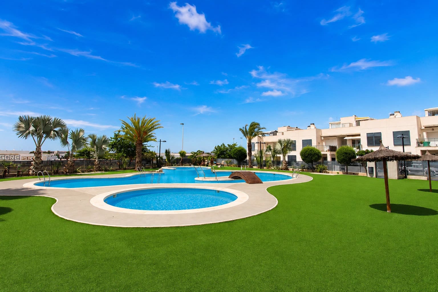 Casa de 3 habitaciones en Torrevieja en venta con piscina garaje - 370.000 € (Ref: 9835972)