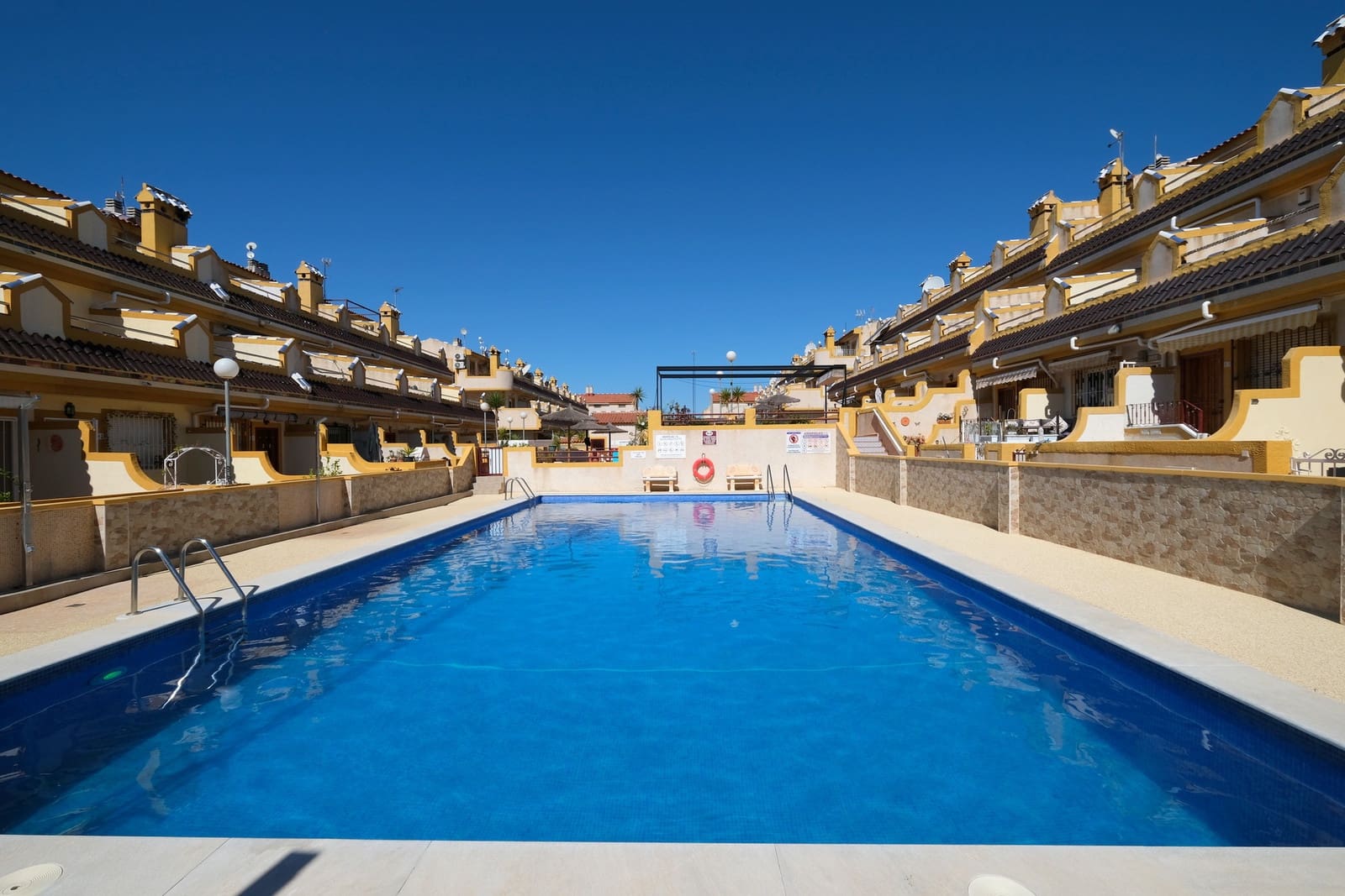 3 slaapkamer Huis te koop in Playa Flamenca met zwembad garage - € 189.995 (Ref: 9850922)