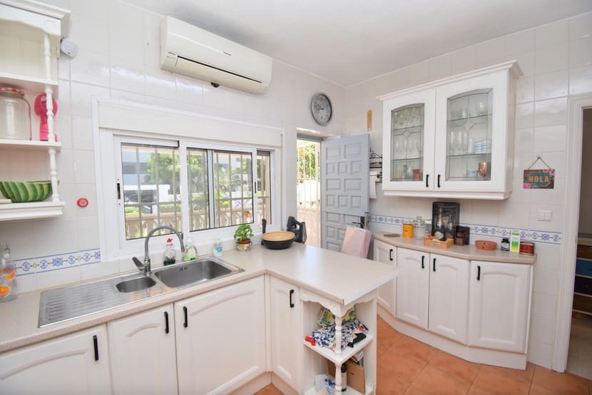 3 bedroom Villa for sale in Punta Prima with pool garage - € 529,999 (Ref: 9920020)