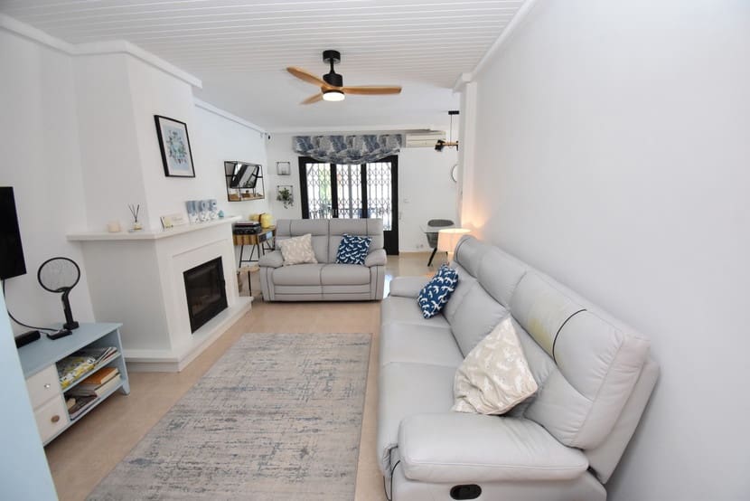 3 bedroom Villa for sale in Punta Prima with pool garage - € 529,999 (Ref: 9920020)