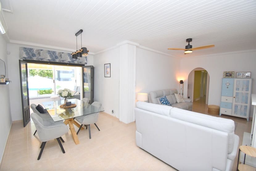 3 bedroom Villa for sale in Punta Prima with pool garage - € 529,999 (Ref: 9920020)