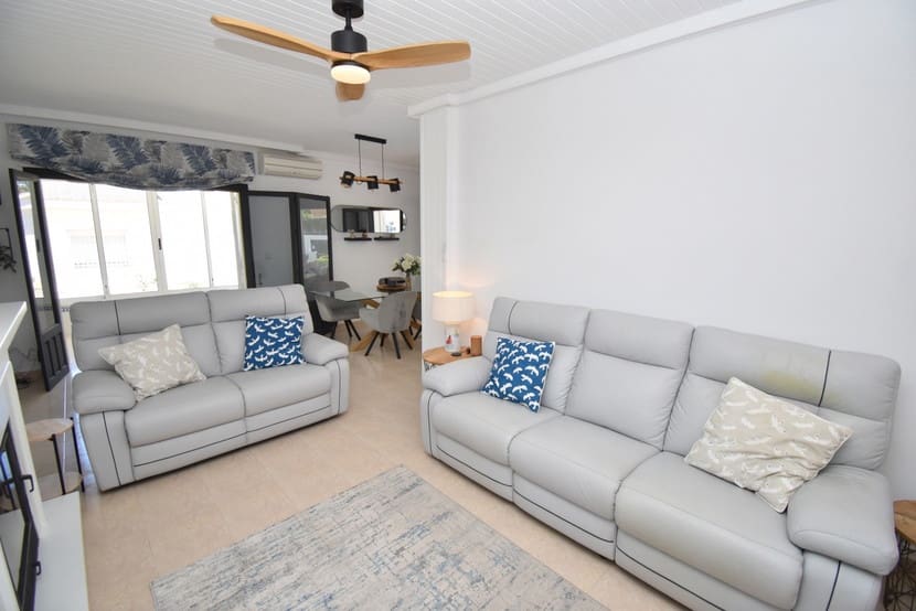 3 bedroom Villa for sale in Punta Prima with pool garage - € 529,999 (Ref: 9920020)